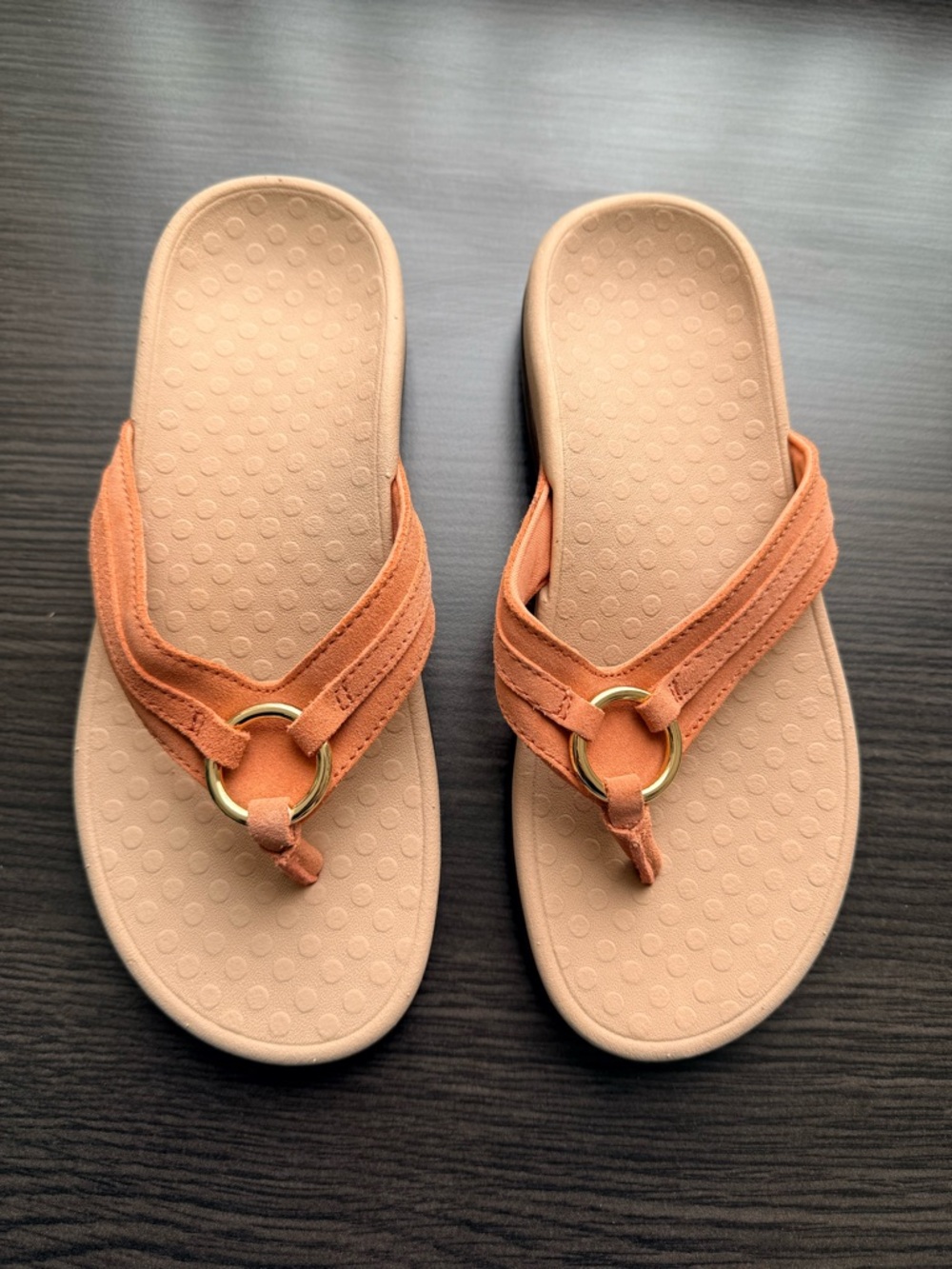 Vionic Women’s Tide Aloe flip flop in tan/neutral color, NWOT - Picture 2 of 4